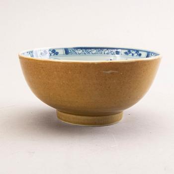 A Chinese 18th/19th century porcelain bowl.