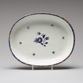 A pair of enamelled serving dishes, Qing dynasty, Jiaqing (1796-1820).