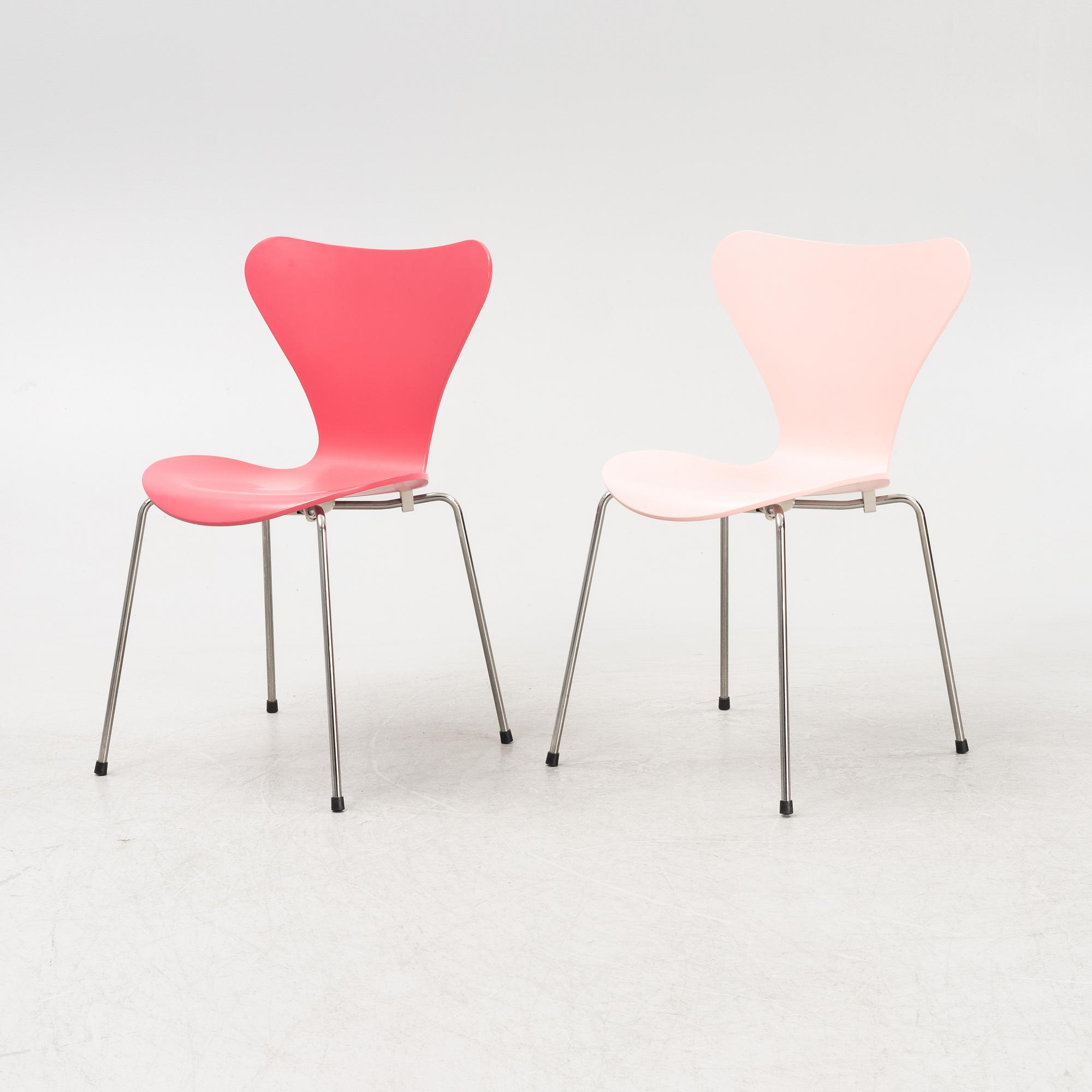 Arne Jacobsen, two 'Series 7' chairs, Fritz Hansen, dated 2008.