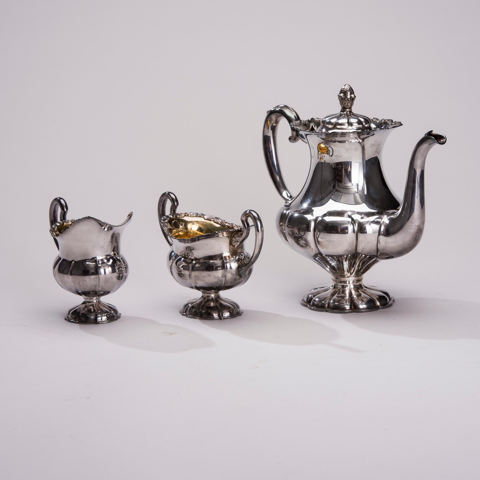 KAFFEKANNA, SOCKERSKÅL och GRÄDDSNÄCKA, silver, Auran Kultaseppä, Åbo och Hopeakeskus, Tavastehus 1964. Vikt 932 g.