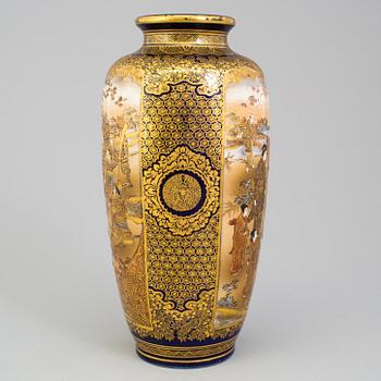 A Japanese satsuma vase, early 20th Century.