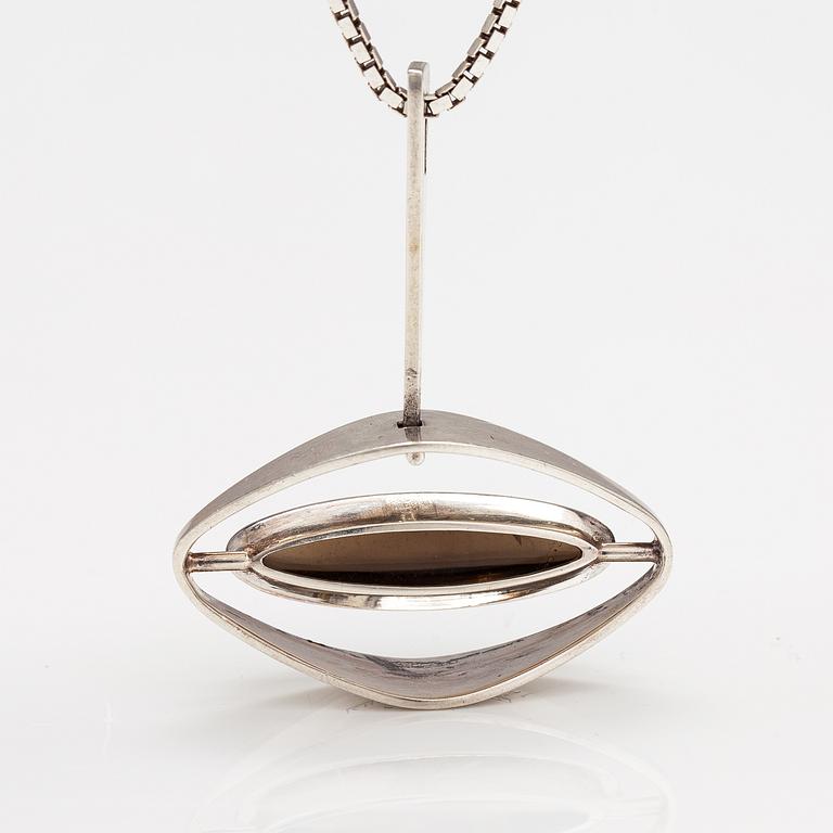 Elis Kauppi, A silver necklace with a tiger's eye. Kuoittaan kultaa, Turku 1961.