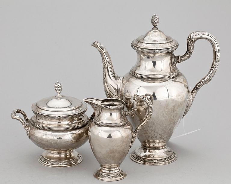 KAFFESERVIS, 3 delar. Silver, C.G. Hallberg, Stockholm 1907. Sengustaviansk stil. Totalvikt ca 1100 gram.