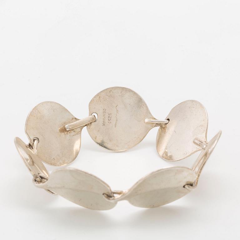 2 silver bracelets, approx 19 x 2 cm approx 20 x 0,5 cm.