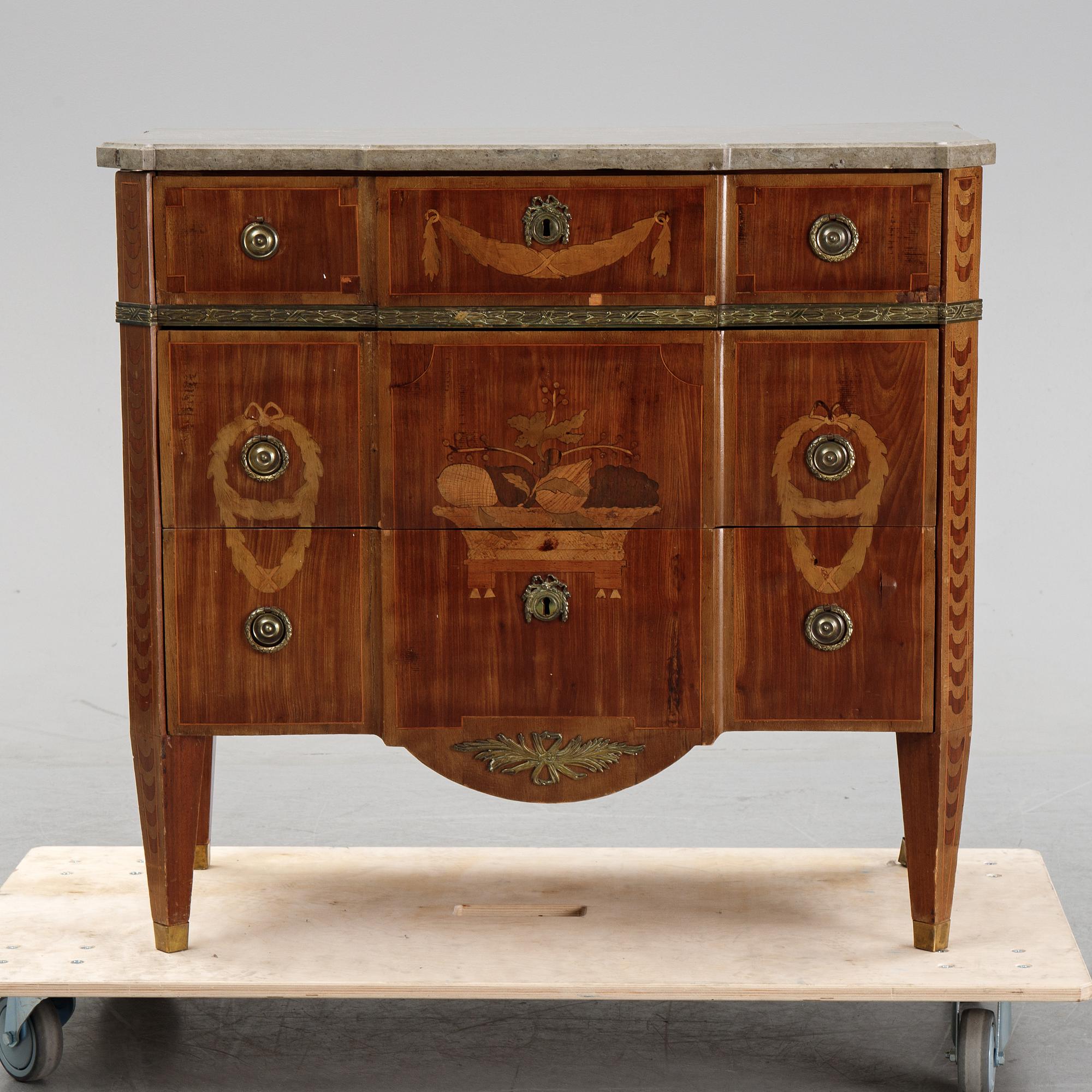 Byrå, gustaviansk stil, 1900-talets början.