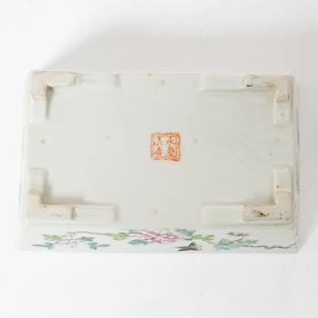A Chinese famille rose porcelain flower pot and two cups, 20th century.