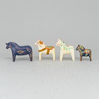 13 Dala horses.