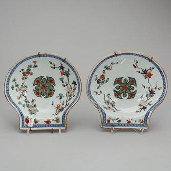 SMÖRSNÄCKOR, ett par, porslin, Kina, Qianlong (1735-95).