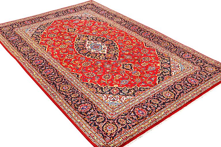 A Kashan carpet, a. 305 x 200 cm.