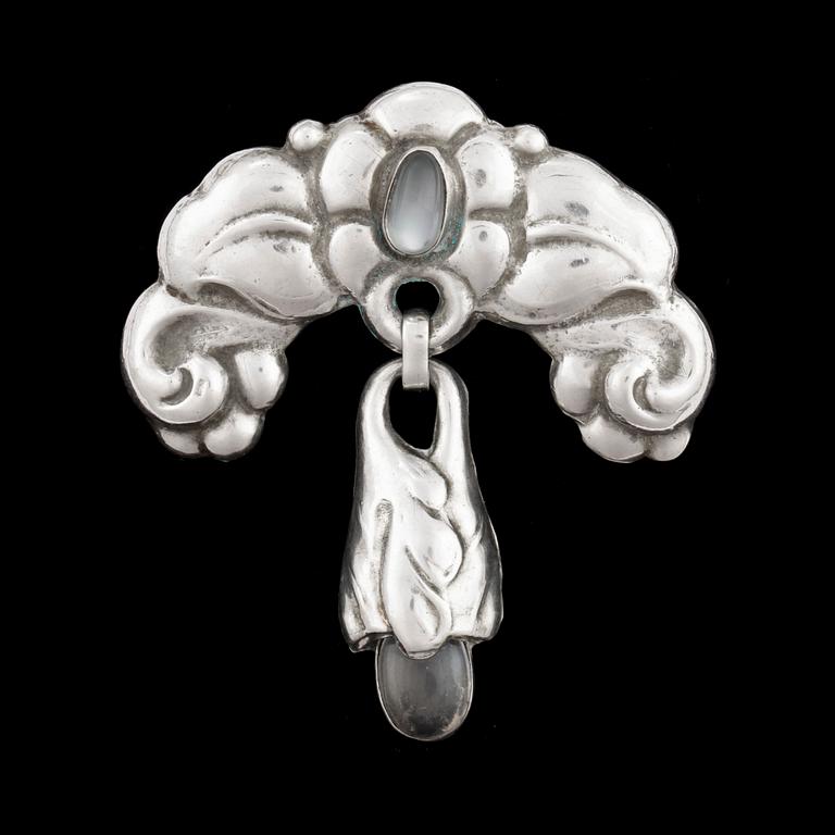 BROSCH, silver, jugend, William Fuglede, Köpenhamn, Danmark, verksam 1907-1937. Vikt ca 12,6 gram.