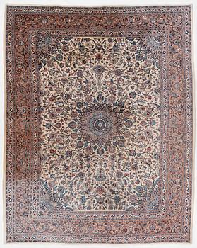 A Tabriz carpet, a. 373 x 286 cm.