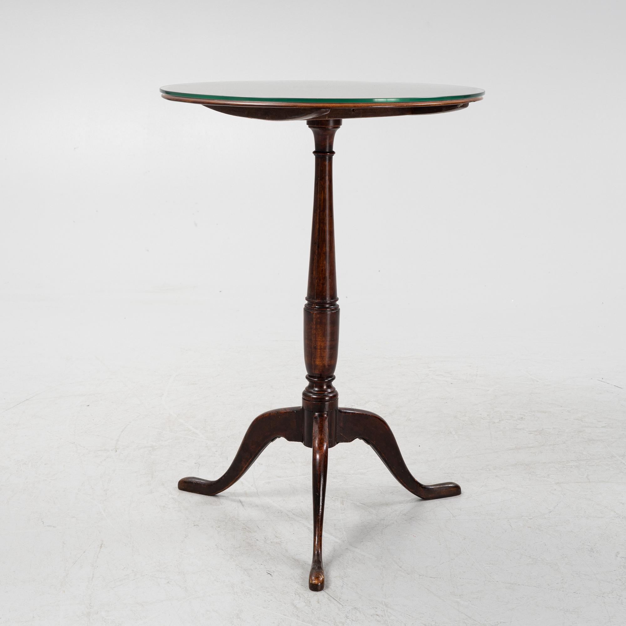 A mahognay side table, 19th Century.