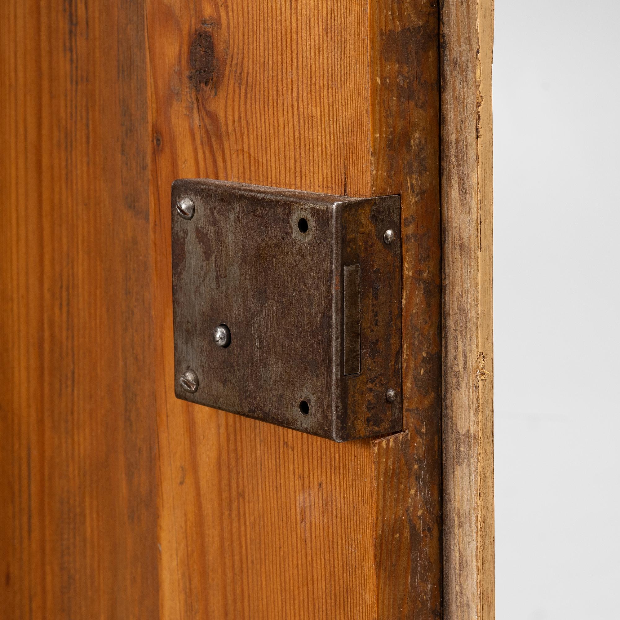 Skåp, gustavianskt, omkring år 1800.