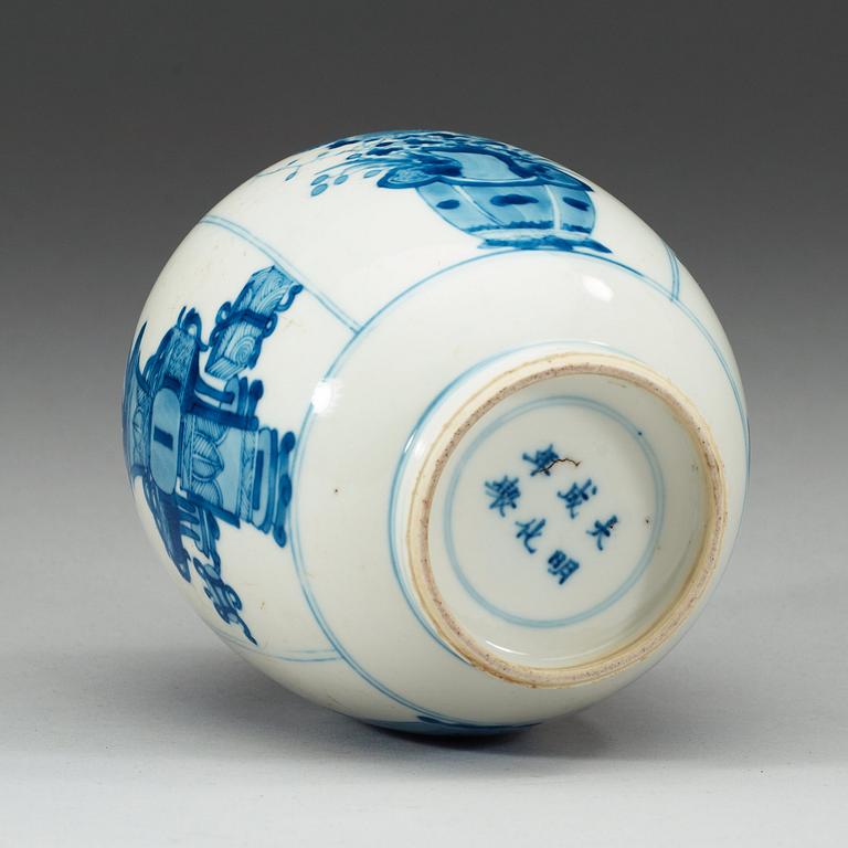 A blue and white tea caddy, Qing dynasty, Kangxi (1662-1722).