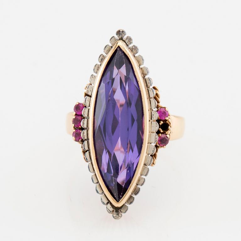 Ring in 18K rose gold with purple and pink synthetic sapphires.