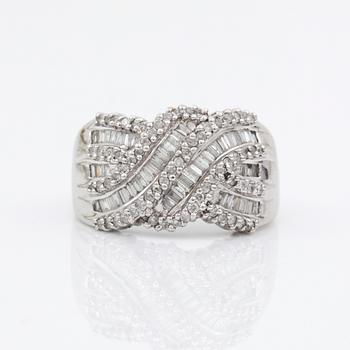 RING, 14 k vitguld med diamanter. Vikt 7 gram.
