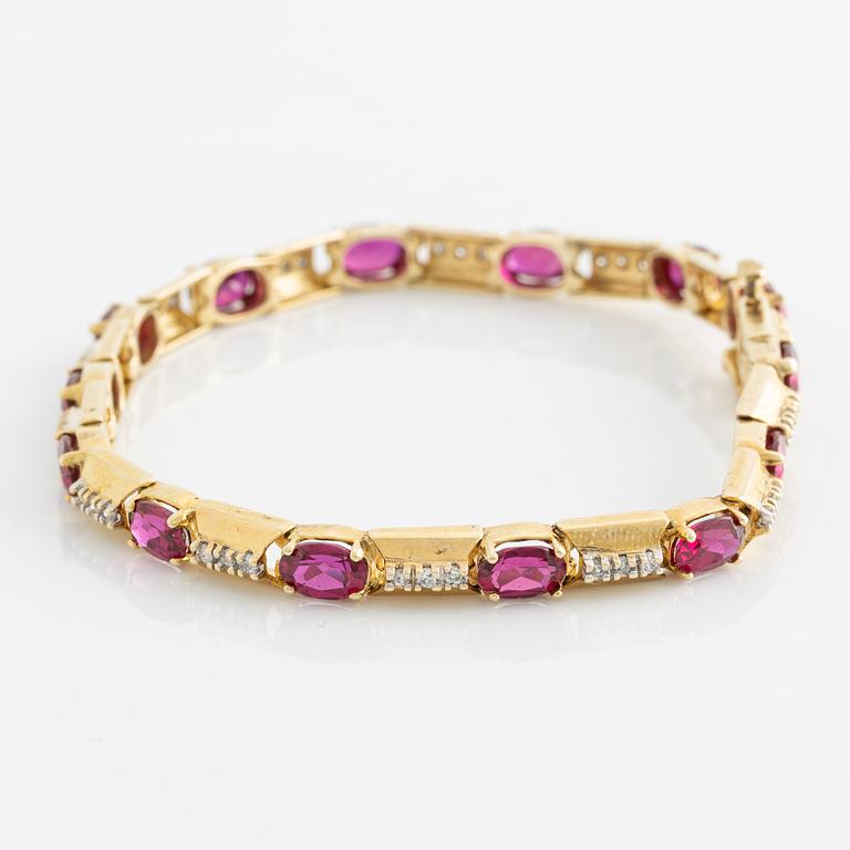 Armband, med syntetiska rubiner och små briljantslipade diamanter.