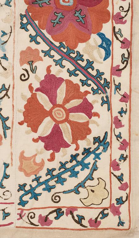 ANTIKT UZBEKISTANSKT SUZANI BRODERI. 154,5 x 102 cm.