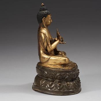 BUDDHA, förgylld och försilvrad kopparlegering, repoussé. Sakyamuni Buddha, Tibet/Nepal, 1700-tal.