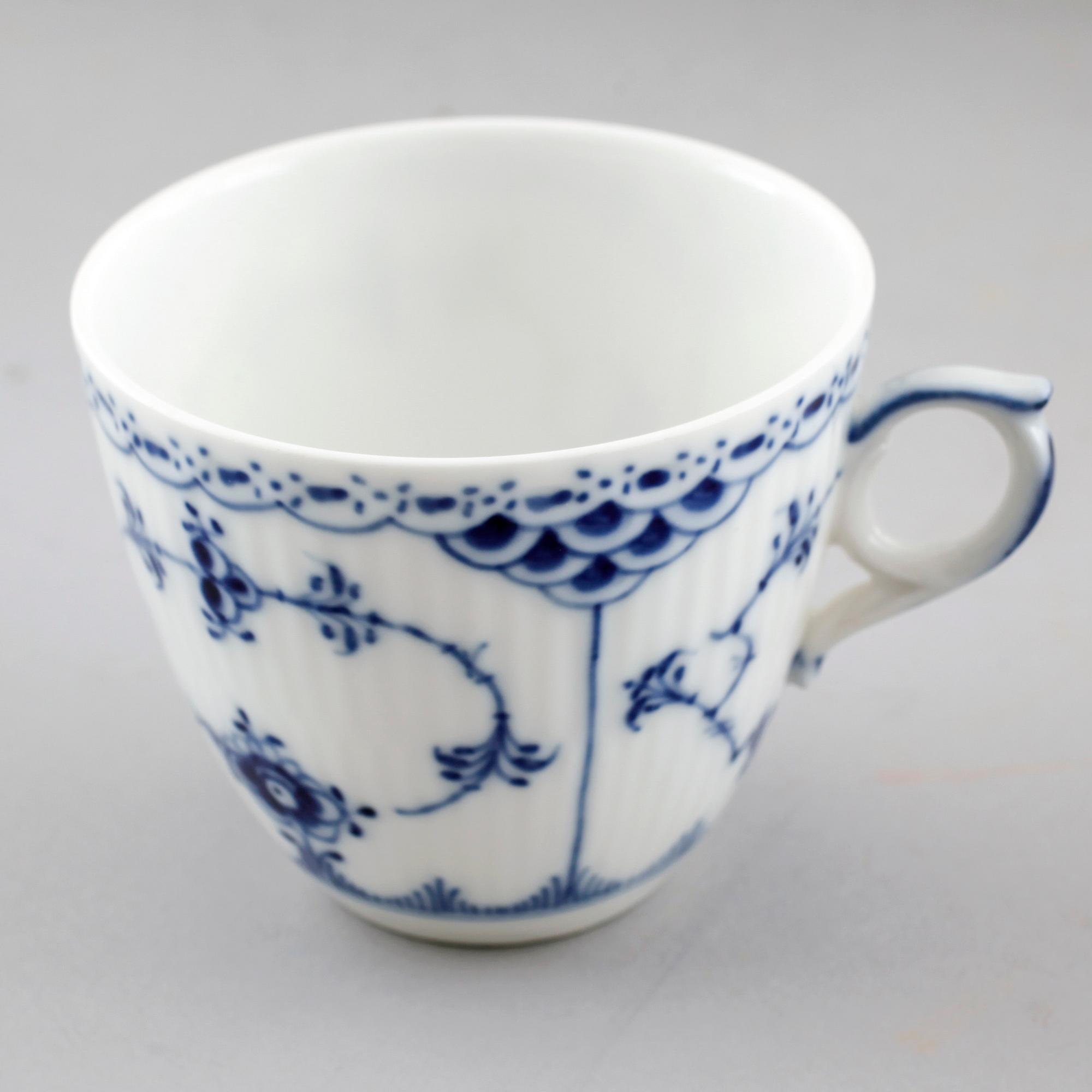 43 pieces of porcelain tableware from Royal Copenhagen, model "Musselmalet",second half of the 20th century.