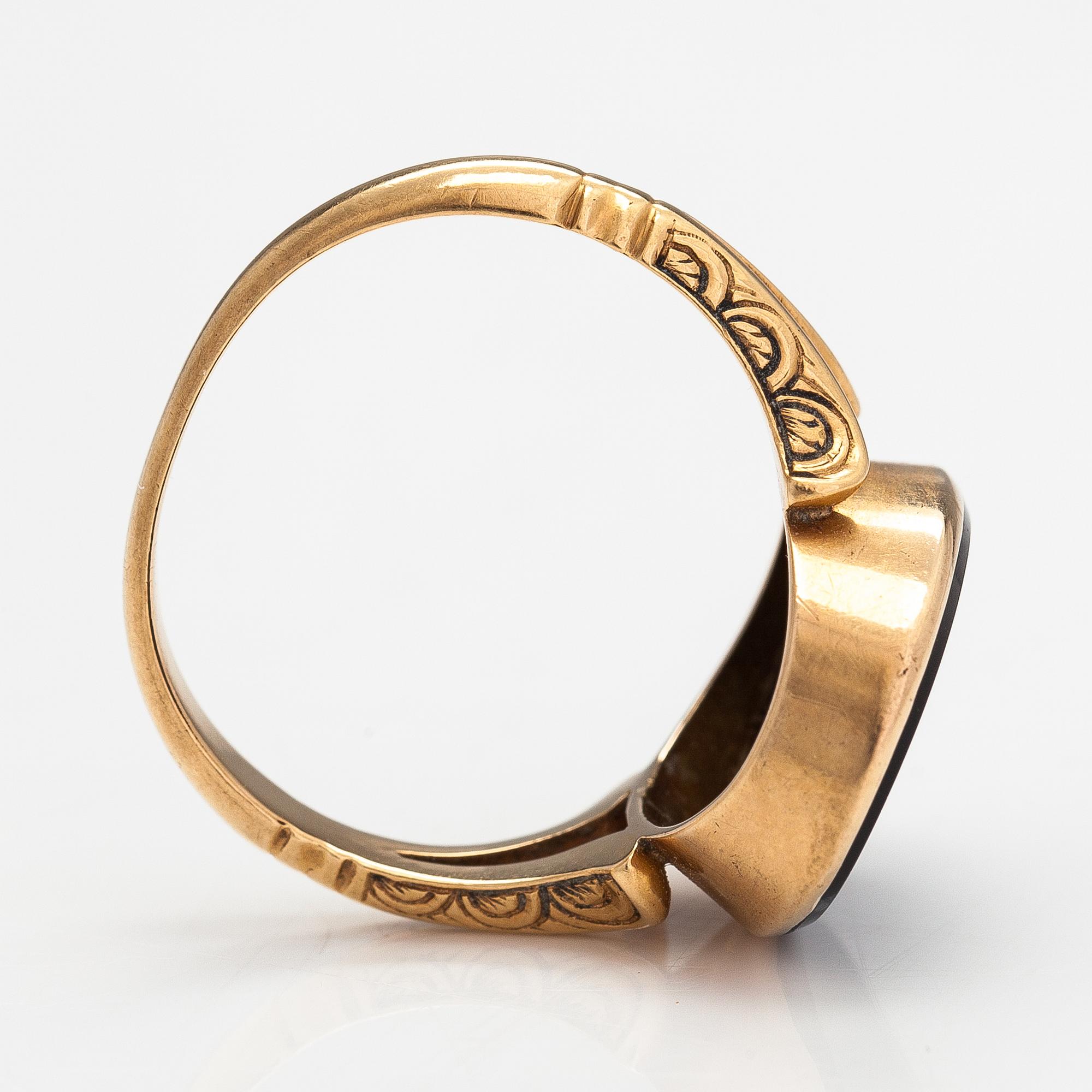 An 18K gold ring with an onyx. Kultateollisuus, Turku 1922.