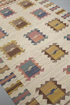 Märta Måås-Fjetterström, matto, "Ljusa plador", flat weave, ca 262 x 161-162,5 cm, signed AB MMF.