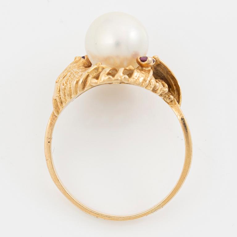 18K gold ring with a cultured pearl and red stones.