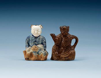 1782. RÖKELSEHÅLLARE samt KANNA, keramik. Kina Qing dynastin, 1700-tal.