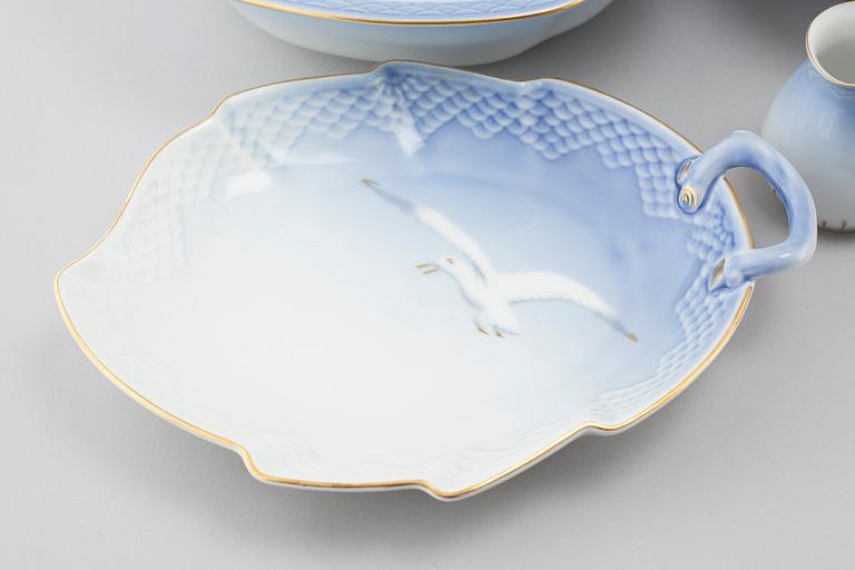 138 pieces of dinnerware "Blå Måsen" by Bing & Gröndahl, Denmark.