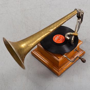 Trattgrammofon, omkring år 1900.