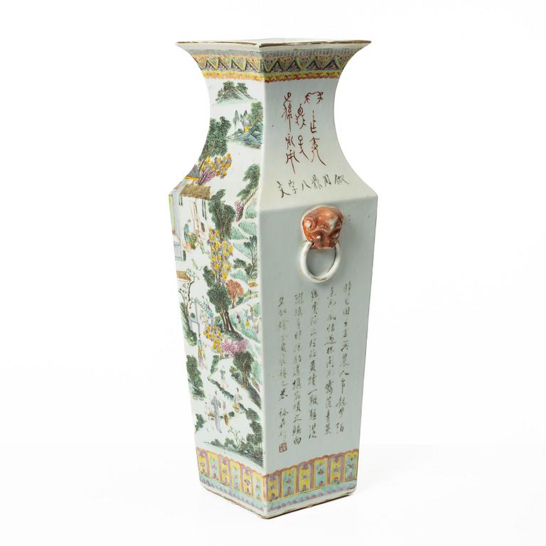 A large Chinese famille rose porcelain vase, late Qing dynasty / early 1900s.