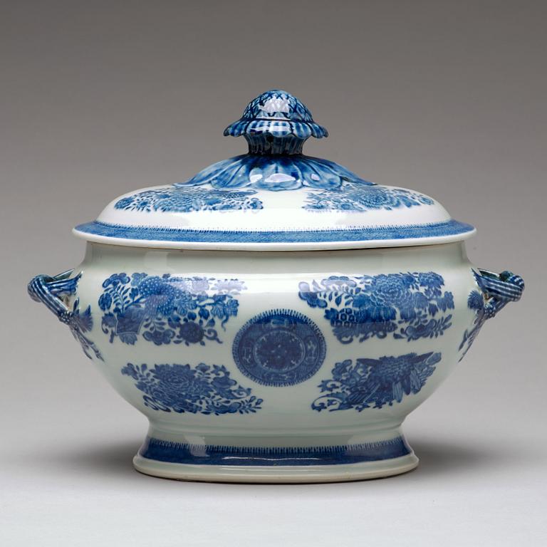 A blue and white Fitz-Hugh tureen with cover, Qing dynasty, about 1800.