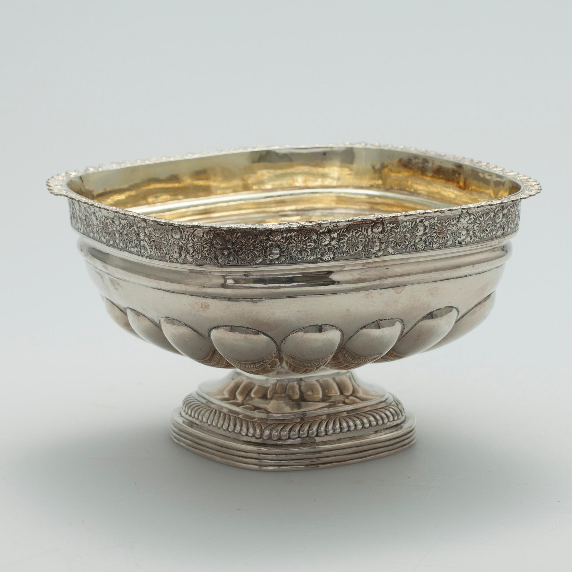 KONFEKTSKÅL, silver, Ryssland, Moskva 1828, oidentifierad mästare. Vikt 485 g.