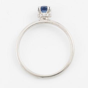 Ring 14K white gold with a sapphire and small brilliant-cut diamonds.