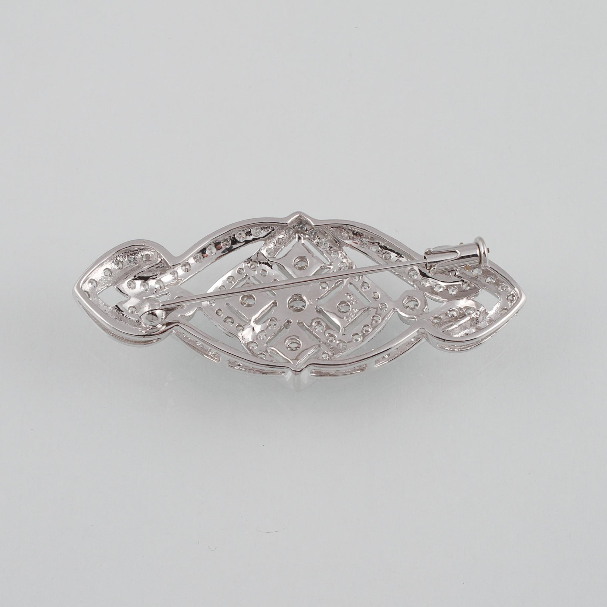 BROSCH, 18K vitguld med briljantslipade diamanter. Vikt 7,2 gram.