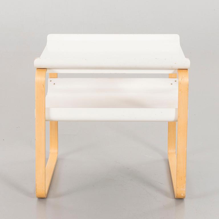 A ALVAR AALTO MODEL 915 SIDE TABLE.