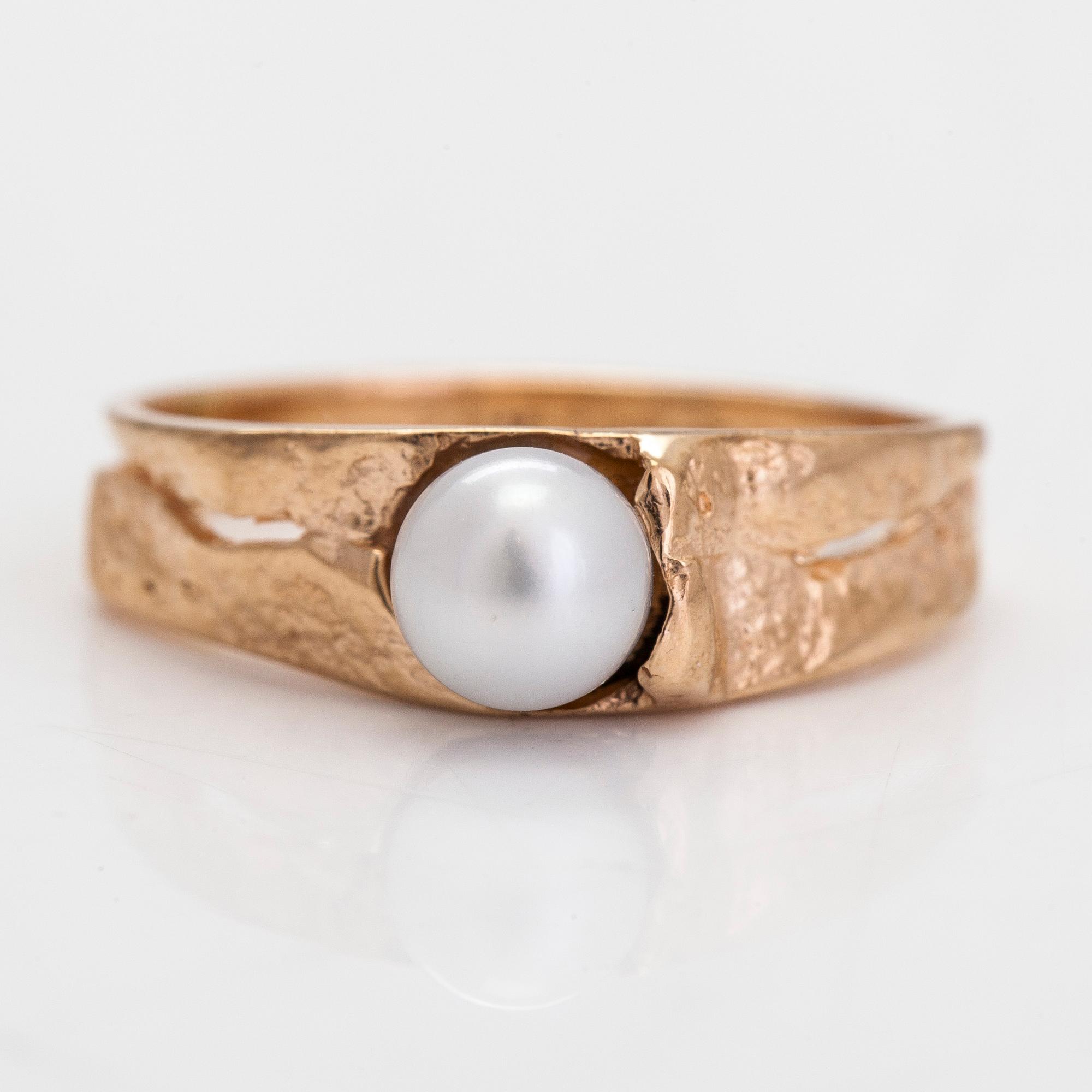 Björn Weckström,  ring, "Lapplands vår", 14K guld och odlad pärla, Lapponia 1975.