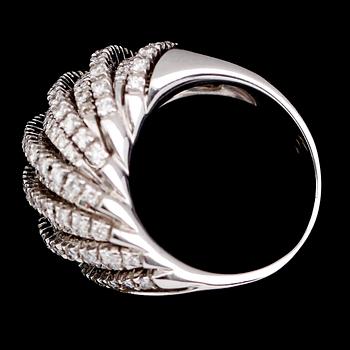 RING, 18 k vitguld, briljantslipade diamanter tot ca 1.50 ct. Total vikt ca 19 g.