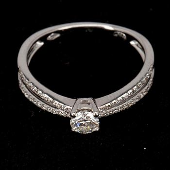 RING, vitguld 18K samt diamanter tot. 0.43 ct. Vikt ca 2,8 g.