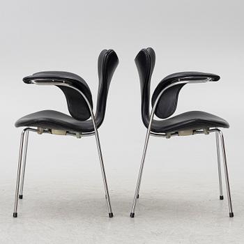 Arne Jacobsen, Armchairs a pair, "The Seagull/Lily" Fritz Hansen, 1970 and 1973.