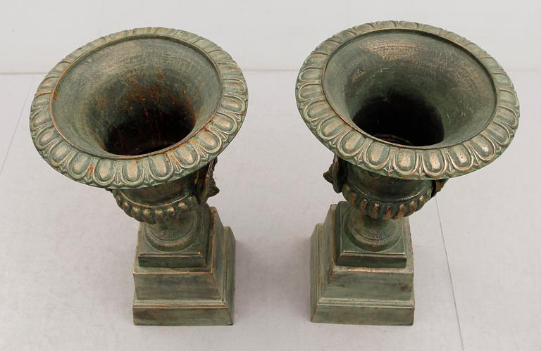 TRÄDGÅRSURNOR, 1 par, gjutjärn, 2000-tal.