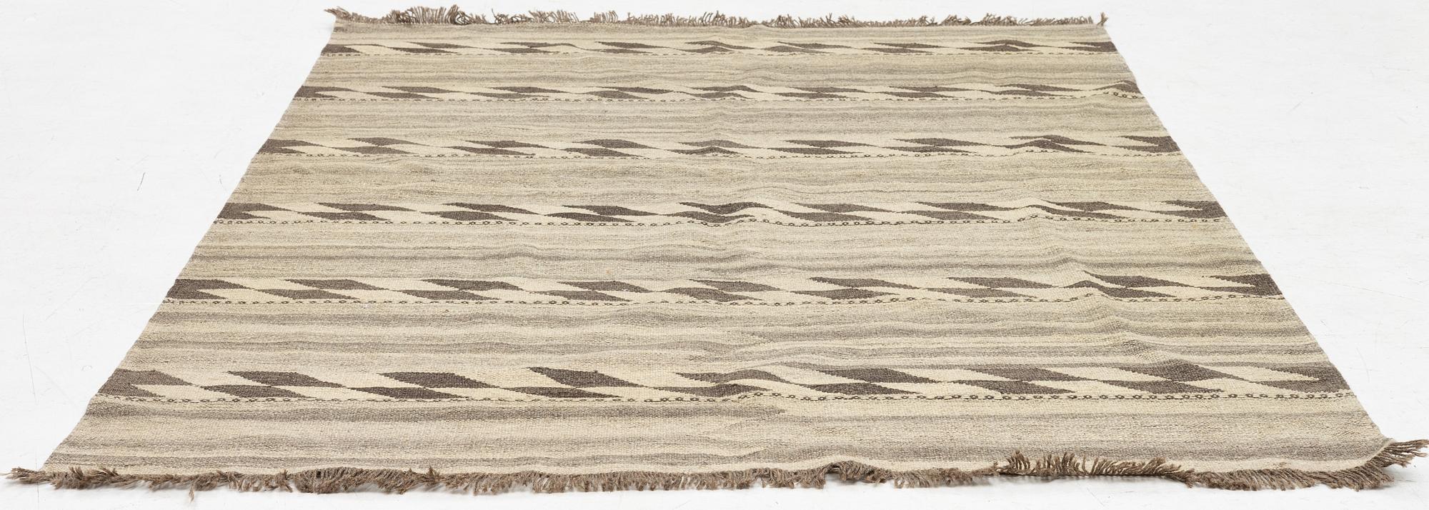 A persian kilim rug, c. 202 x 154 cm.