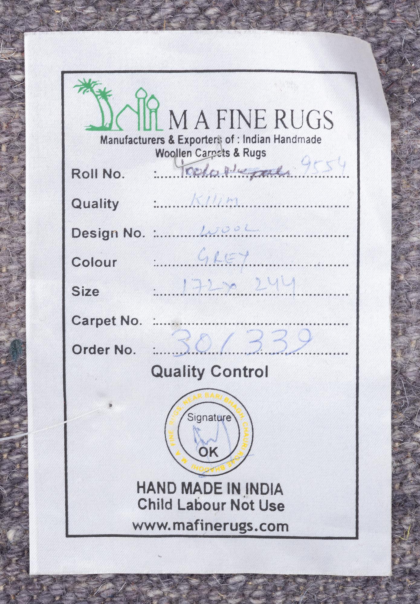 A flat weave carpet, ca 244 x 172 cm.