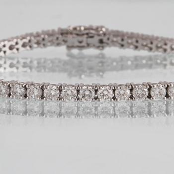 ARMBAND, 18K vitguld med briljantslipade diamanter ca 5,89 ct. Vikt 12,2 gram.