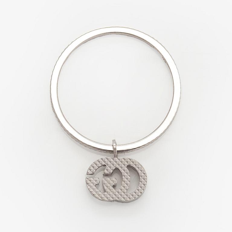 Gucci, sormus, "GG Running Charm", 18K valkokultaa ja timantteja.