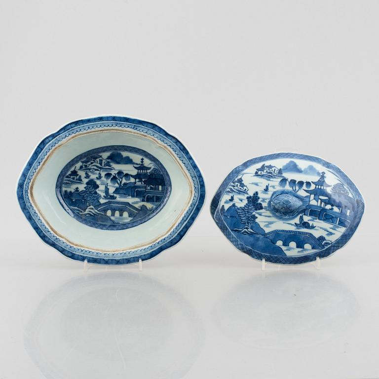 Ten pieces of Chinese blue and white porcelain, Qing dynasty 18th century & Jiaqing (1796-1822).