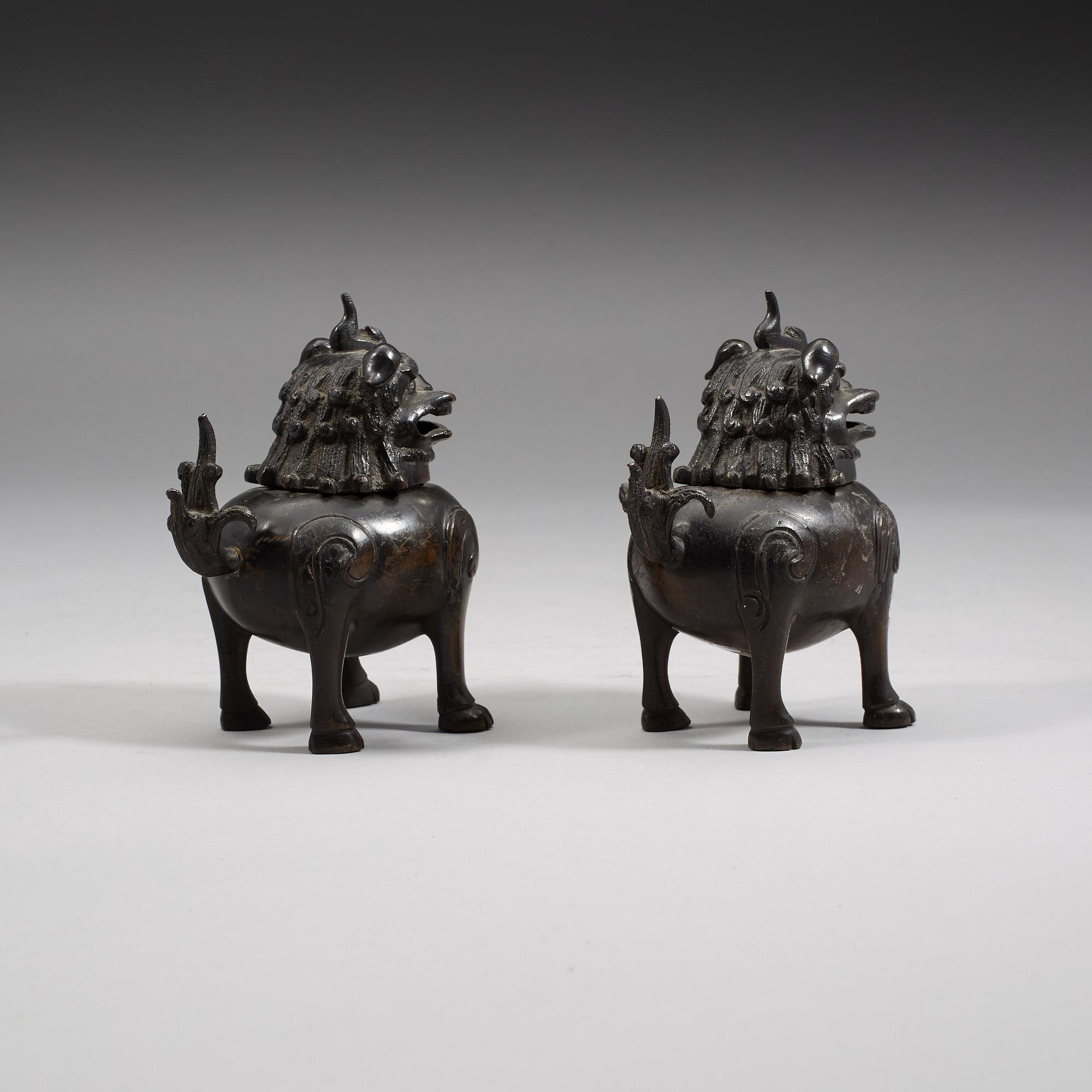 A pair of censers in the shape of buddhist lions, Qing dynasty, 19th Century.