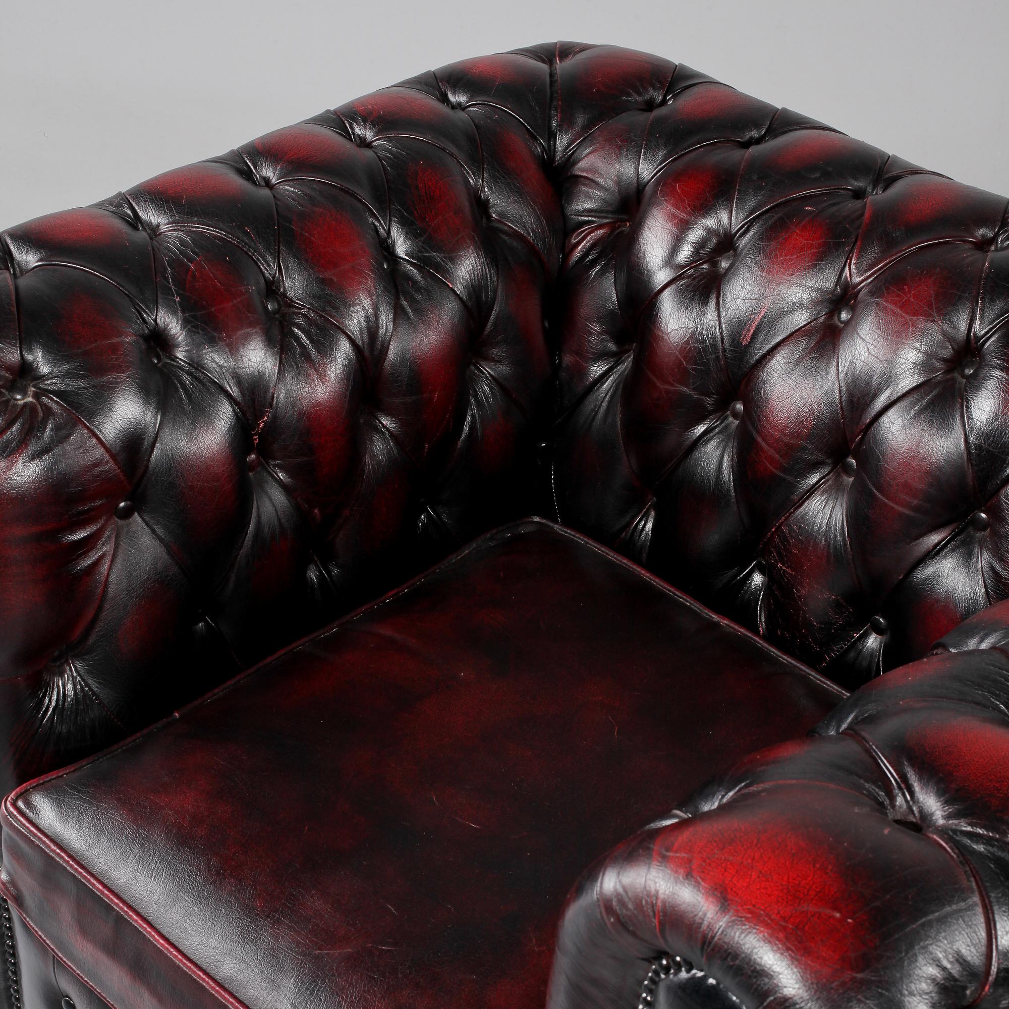 FÅTÖLJER, ett par, Chesterfield-modell, 1900-talets andra hälft.
