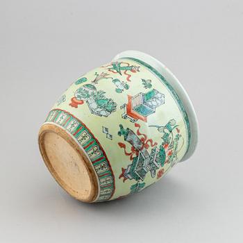 A Chinese famille verte pot, Qing dynasty, 19th century.