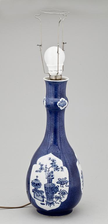 BORDSLAMPA/VAS, porslin, Kina. Kangxi (1662-1722).